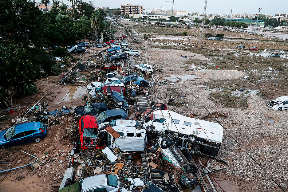 Autos, die durch das heftige Unwetter weggeschwemmt wurden, stehen auf den Gleisen. Mehr als 1000 Menschen waren in Fahrzeugen oder Häusern eingesperrt.
