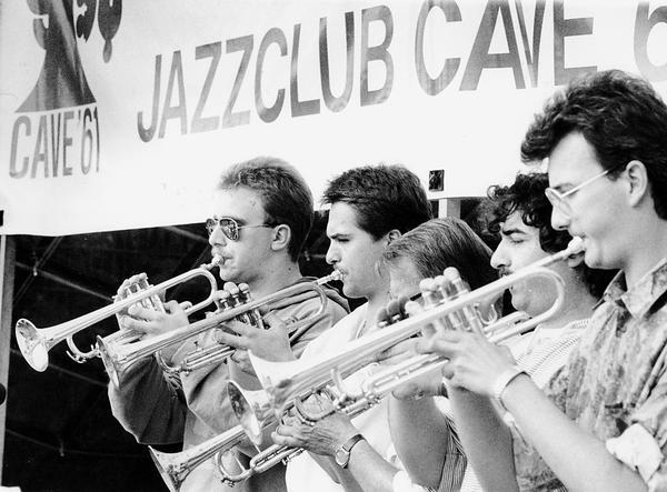 Jazz im Grünen: Open-Air-Konzert im Heilbronner Wertwiesen Park zum 30. Cave-Geburtstag mit der "Big Band Bad Friedrichshall". Aufnahme aus dem Jahr 1991. Jazz im Grünen: Open-Air-Konzert im Heilbronner Wertwiesen Park zum 30. Cave-Geburtstag mit der "Big Band Bad Friedrichshall". Aufnahme aus dem Jahr 1991.