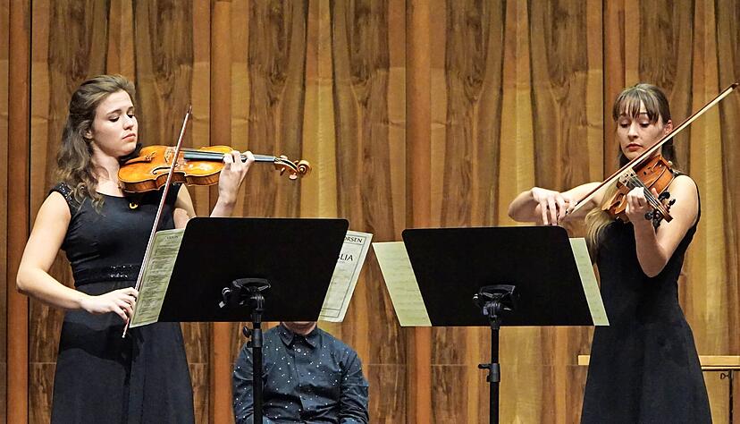 Kathrin Eberitzsch (Violine) und Rebekka Irion (Bratsche) mit der "Passacaglia" (Johan Halvorsen) bekamen den meisten Beifall.
Fotos: Leonore Welzin