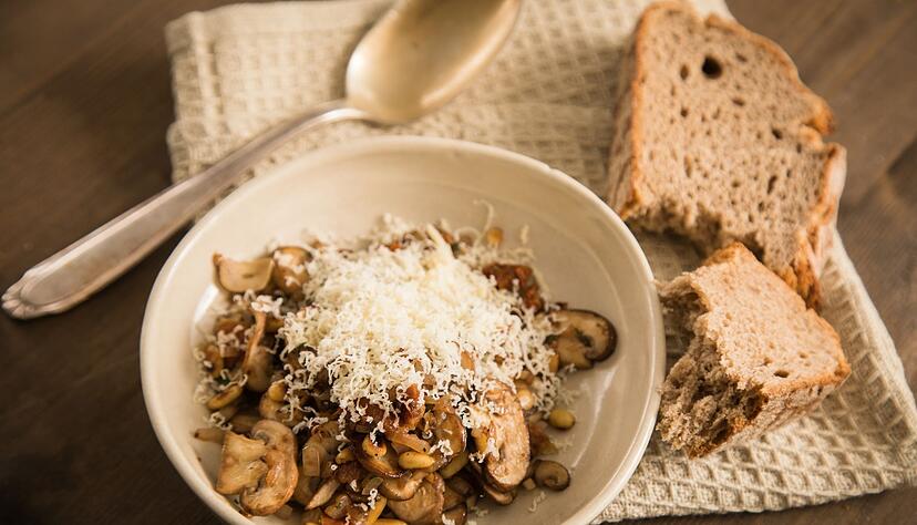 Bleibt von der Pilzpfanne doch was übrig, ist das kein Problem. Wenn man die Reste kühlt, ist zumindest einmal Aufwärmen möglich. Bleibt von der Pilzpfanne doch was übrig, ist das kein Problem. Wenn man die Reste kühlt, ist zumindest einmal Aufwärmen möglich.