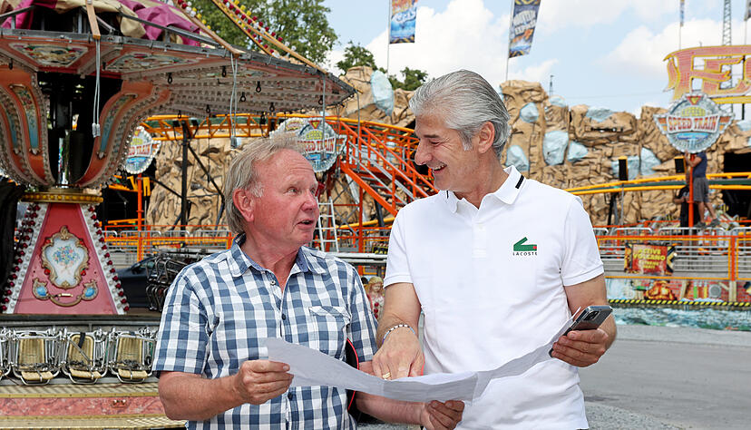 Platzmeister Gerhard Drodowsky und Festwirt Karl Maier mit ihrem ausgetüftelten Stellplatzplan für 100 Schausteller.