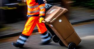 Nachdem die Müllgebühren im Hohenlohekreis von 2021 bis 2024 stabil geblieben waren, steigen sie seit 2025 wieder an.