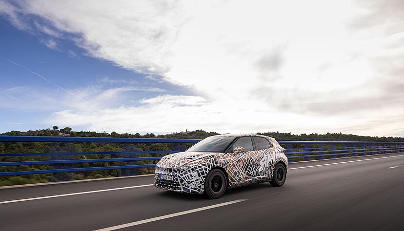 Progressive Optik? Der Cupra Raval war zum Testzeitpunkt noch mit prototypenm&auml;&szlig;iger Tarnfolie unterwegs.