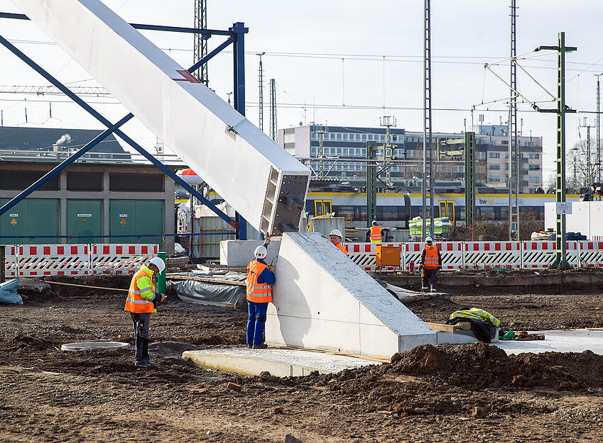 Erste Brückenteile der Buga-Brücke sind eingebaut