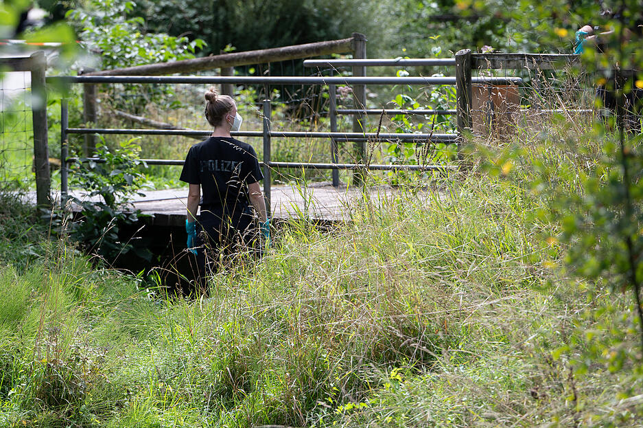 In Filderstadt wurde ein Koffer mit einer Leiche darin unter einer Brücke an einem kleinen Bachlauf gefunden.