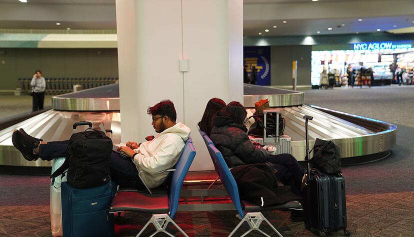 Hunderte Flüge von und nach New York wurden wegen heftigen Winterwetters gestrichen. Hunderte Flüge von und nach New York wurden wegen heftigen Winterwetters gestrichen.