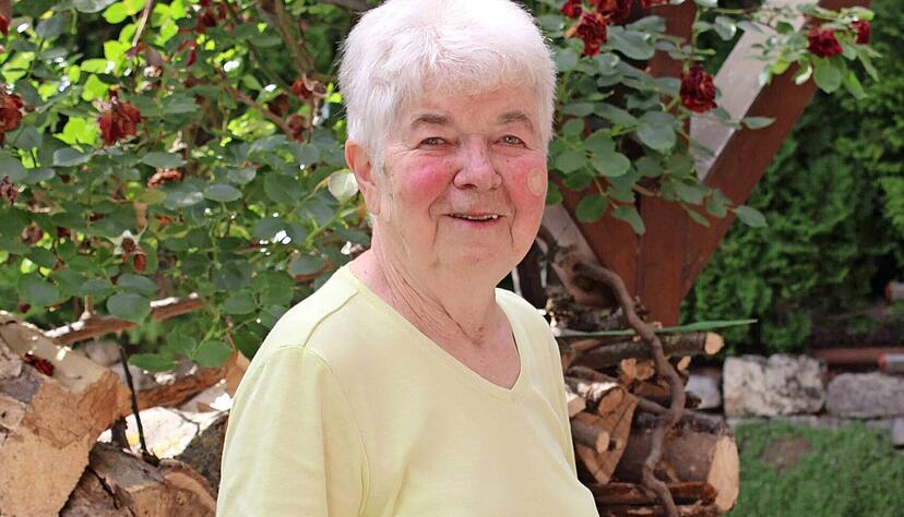 Die Belsenbergerin Heiderose Rapp freut sich, dass sie übers Ehrenamt mit anderen Menschen zusammenkommt. Zahlreiche freiwillige Aufgaben und Ämter hat die heute 78-Jährige in den vergangenen Jahrzehnten übernommen.
Foto: Regina Koppenhöfer Die Belsenbergerin Heiderose Rapp freut sich, dass sie übers Ehrenamt mit anderen Menschen zusammenkommt. Zahlreiche freiwillige Aufgaben und Ämter hat die heute 78-Jährige in den vergangenen Jahrzehnten übernommen.
Foto: Regina Koppenhöfer