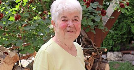 Die Belsenbergerin Heiderose Rapp freut sich, dass sie übers Ehrenamt mit anderen Menschen zusammenkommt. Zahlreiche freiwillige Aufgaben und Ämter hat die heute 78-Jährige in den vergangenen Jahrzehnten übernommen.
Foto: Regina Koppenhöfer Die Belsenbergerin Heiderose Rapp freut sich, dass sie übers Ehrenamt mit anderen Menschen zusammenkommt. Zahlreiche freiwillige Aufgaben und Ämter hat die heute 78-Jährige in den vergangenen Jahrzehnten übernommen.
Foto: Regina Koppenhöfer