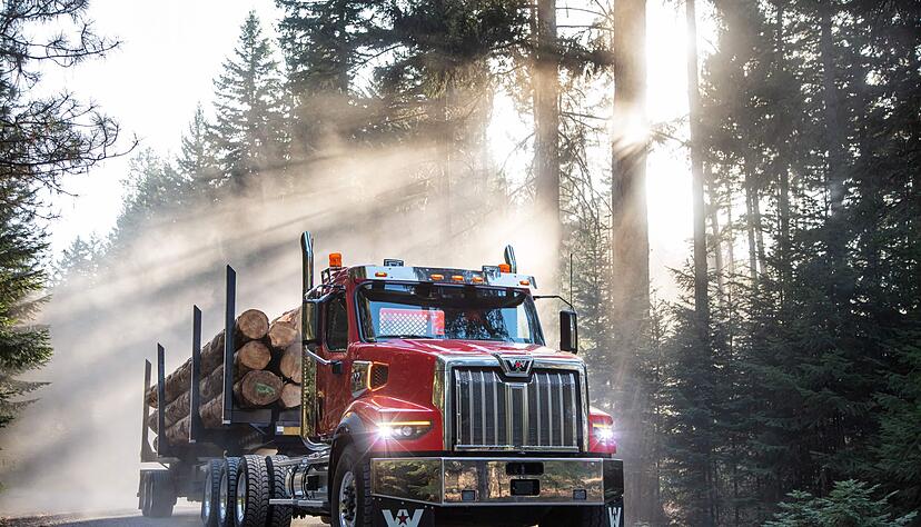Auf die harte Tour: Der Western Star 49X schleppt als Zugmaschine ordentlich was weg. Auf die harte Tour: Der Western Star 49X schleppt als Zugmaschine ordentlich was weg.