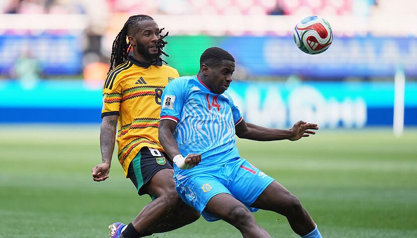 Torschütze Tuanzebe (rechts) im Zweikampf mit dem Jamaikaner Palmer. Torschütze Tuanzebe (rechts) im Zweikampf mit dem Jamaikaner Palmer.