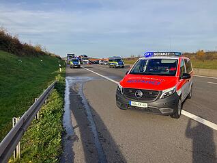 Rettungskräfte sind nach dem Unfall bei Bad Rappenau auch bei Kirchardt in Einsatz. Am Stauende stirbt ein Fahrer bei einem Crash.
