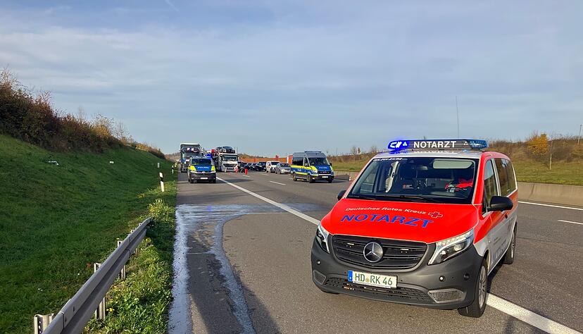 Rettungskräfte sind nach dem Unfall bei Bad Rappenau auch bei Kirchardt in Einsatz. Am Stauende stirbt ein Fahrer bei einem Crash.