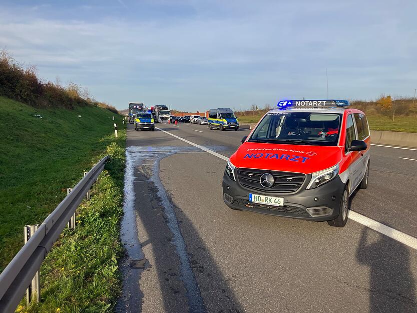 Rettungskräfte sind nach dem Unfall bei Bad Rappenau auch bei Kirchardt in Einsatz. Am Stauende stirbt ein Fahrer bei einem Crash.