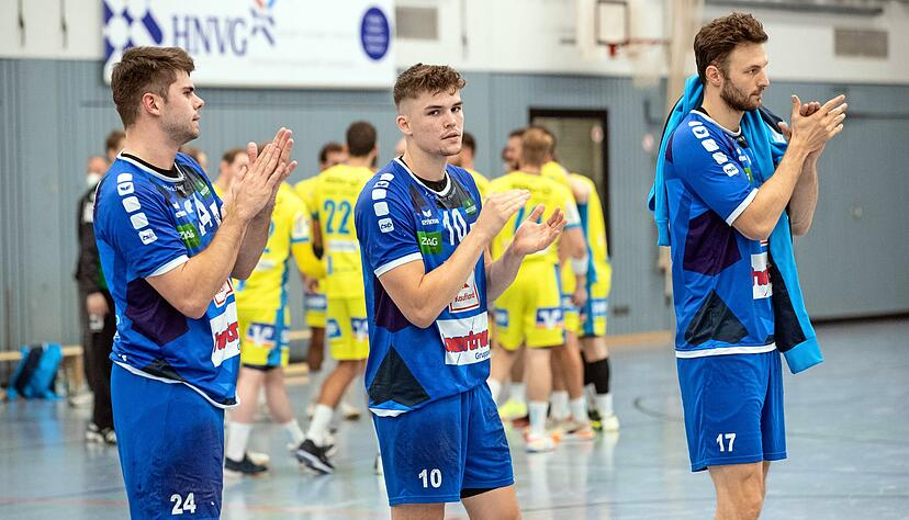 Freudloser Beifall: Niklas Matusik, Nick Fr&ouml;hlich und Oliver He&szlig; (von links) klatschen f&uuml;r die Fans. Aber die TSB-Spieler haben gerade verloren. Und diesmal?
Foto: Veigel