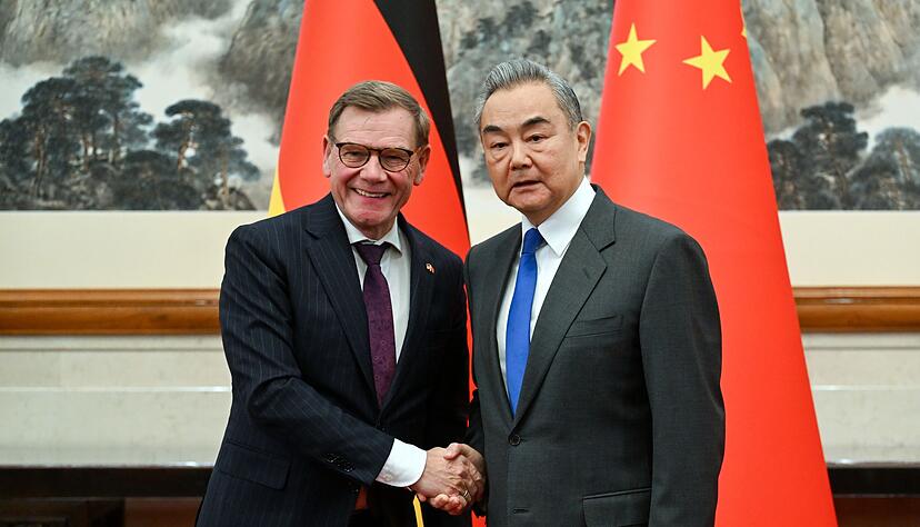 Beim Treffen von Au&szlig;enminister Johann Wadephul (l., CDU) mit seinem chinesischen Kollegen Wang Yi geht es auch um Handelsbarrieren und den russischen Angriffskrieg auf die Ukraine.