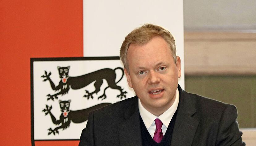 Am Ende seiner Haushaltsrede erklärt Matthias Neth am 9. November im Kreistag, dass er bei der nächsten Landratswahl wieder antritt. Am 26. April 2021 ist es soweit. Der 41-Jährige war am 10. Juni 2013 erstmals gewählt worden.
Fotos: Ralf Reichert, dpa Am Ende seiner Haushaltsrede erklärt Matthias Neth am 9. November im Kreistag, dass er bei der nächsten Landratswahl wieder antritt. Am 26. April 2021 ist es soweit. Der 41-Jährige war am 10. Juni 2013 erstmals gewählt worden.
Fotos: Ralf Reichert, dpa