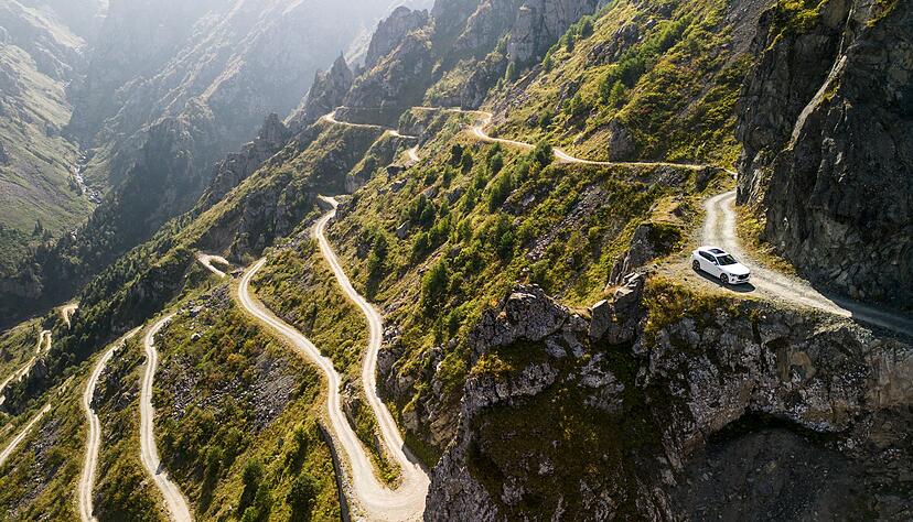 Der Mazda CX-60 verh&auml;lt sich wie eine entspannter Cruiser. Weder Bodenwellen noch Schlagl&ouml;cher bringen ihn aus der Ruhe.