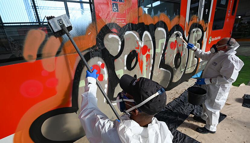 Die S&uuml;dwestdeutsche Landesverkehrs-GmbH sucht andere Wege im Kampf gegen Graffiti-Schmierereien. (Symbolbild)