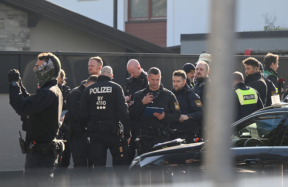 Polizeibeamte sowie Feuerwehr und Rettungsdienst befinden sich nach den Explosionen in München im Großeinsatz.