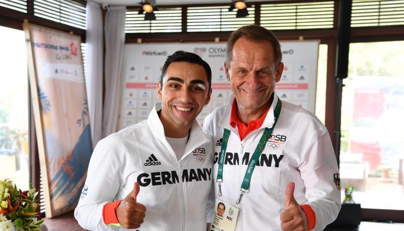 Bronzemedaillengewinner Artem Harutyunyan (l) posiert mit DOSB-Präsident Alfons Hörmann im Deutschen Haus in Rio. Foto: Felix Kästle