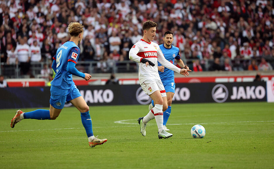Angelo Stiller: Dieses Mal Schienenspieler, aber nur Fingerschienenspieler, weil der gebrochene Finger in einer Schiene steckte. Auch ohne Nebenmann Atakan Karazor wie immer der Ball- und Passmagnet im VfB-Spiel. Hätte allerdings das 2:0 kurz vor der Pause erzielen müssen. Note 2,5