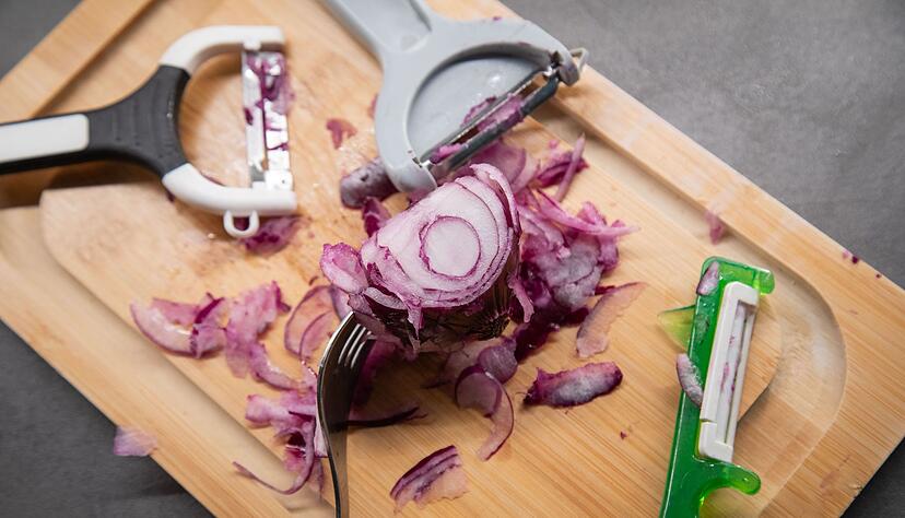Fazit: Mit keinem Sch&auml;ler l&auml;sst sich die Zwiebel in feine Streifen schneiden.
