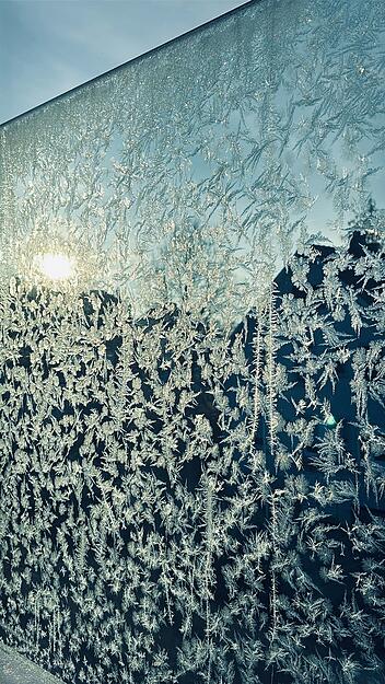 Frost hat sich auf einer Außenscheibe in Öhringen gebildet – und ein wunderschönes Muster gezeichnet. Frost hat sich auf einer Außenscheibe in Öhringen gebildet – und ein wunderschönes Muster gezeichnet.