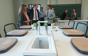 Daniel G&uuml;nther im Gespr&auml;ch mit Schuldirektor Hans-Walter Thee und Lehrerin Andrea Volkers. Besonders stolz ist die Schule auf die Chemier&auml;ume.