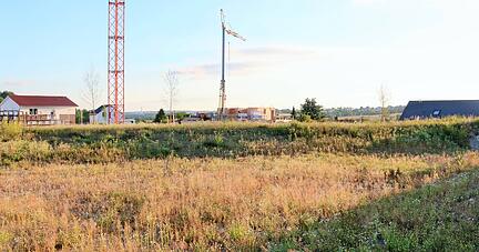 Da das Regenr&uuml;ckhaltebecken?I auch dem Schutz der bestehenden Wohngebiete westlich der "Raben&auml;cker" dient, k&ouml;nnen die Baukosten nicht der Erschlie&szlig;ung zugeschlagen werden.   
Foto: Ute Pl&uuml;ckthun