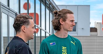 Andreas Werner (li.) vom Hochsprung-Team zeigt dem Australier Joe Baden vom Balkon der Kreissparkasse schon mal, wo er am Sonntag springt.
Foto: Christiana Kunz