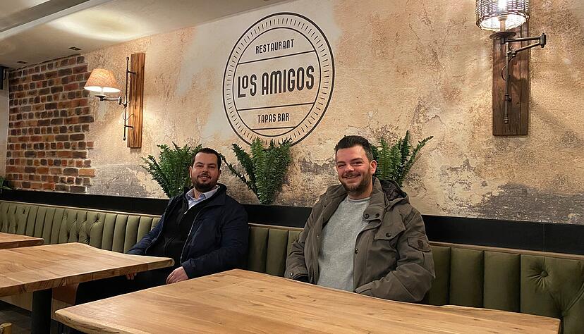 Georgios (links) und Efthymios Mekras betreiben seit zweieinhalb Jahren das Los Amigos in Bad Rappenau. Jetzt ziehen sie in die R&auml;ume des ehemaligen Woodfires.