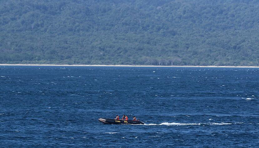 Suchtrupps waren in der Stra&szlig;e von Bali - einer Meerenge - unerm&uuml;dlich unterwegs.