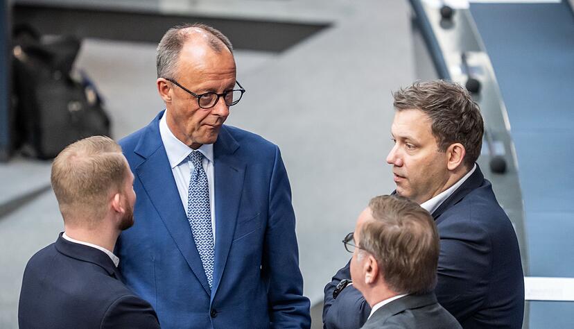 Vers&ouml;hnliche Tonlage: Kanzler Merz spricht mit SPD-Generalsekret&auml;r Kl&uuml;ssendorf (links) und SPD-Chef Klingbeil (ganz rechts) im Bundestag. (Archivbild)