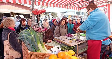Bummeln, schauen, kaufen. Die Verkäufer und Marktschreier auf dem Heilbronner Pferdemarkt liefern den Besuchern stets eine unterhaltsame Verkaufsshow. Je überzeugender das Ganze ist, desto besser läuft der Verkauf.
Fotos: Andreas Veigel Bummeln, schauen, kaufen. Die Verkäufer und Marktschreier auf dem Heilbronner Pferdemarkt liefern den Besuchern stets eine unterhaltsame Verkaufsshow. Je überzeugender das Ganze ist, desto besser läuft der Verkauf.
Fotos: Andreas Veigel