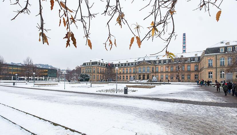 Menschen laufen durch den mit Schnee bedeckten Oberen Schlossgarten. Menschen laufen durch den mit Schnee bedeckten Oberen Schlossgarten.