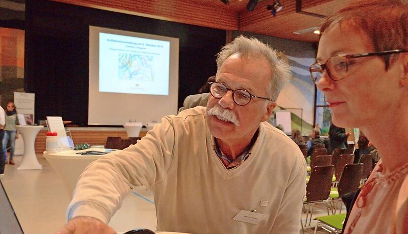 Werner Wendt erläutert Diana Schimke den möglichen Trassenverlauf. Bürger können hier aktiv eingreifen und Anmerkungen hinterlassen.Fotos: Christian Gleichauf