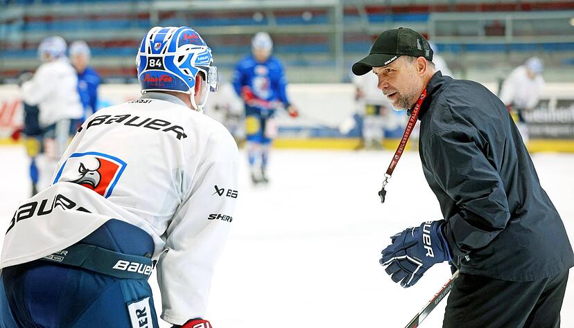 Neuer Mann: Co-Trainer Martin Jiranek (rechts) hat am Mittwoch seine Arbeit bei den Falken aufgenommen. Als Unterstützung von Trainer Jason Morgan. Foto: Ralf Seidel Neuer Mann: Co-Trainer Martin Jiranek (rechts) hat am Mittwoch seine Arbeit bei den Falken aufgenommen. Als Unterstützung von Trainer Jason Morgan. Foto: Ralf Seidel