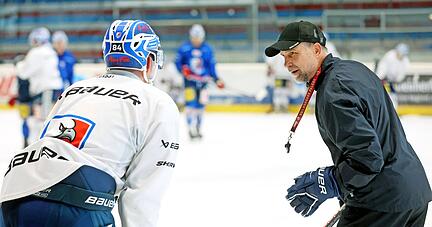 Neuer Mann: Co-Trainer Martin Jiranek (rechts) hat am Mittwoch seine Arbeit bei den Falken aufgenommen. Als Unterstützung von Trainer Jason Morgan. Foto: Ralf Seidel