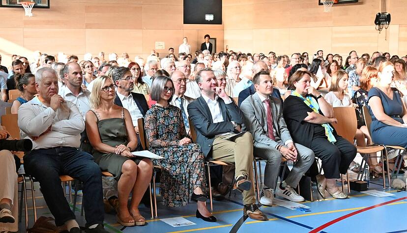 Neben B&uuml;rgermeister, Kultusministerin und Rektoren der umliegenden Schulen waren im Saal auch jede Menge ehemalige Sch&uuml;ler und Lehrer.