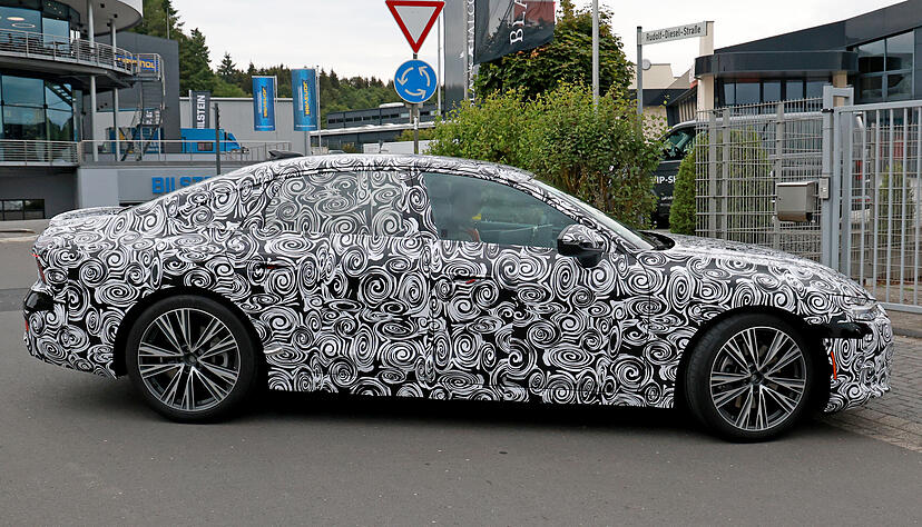 Audi A7 Sportback: Stark getarnt ist der neue Audi A7 in der Nähe des Nürburgrings abgelichtet worden. Gebaut werden soll der Wagen ab Jahresende im Werk Neckarsulm. Audi A7 Sportback: Stark getarnt ist der neue Audi A7 in der Nähe des Nürburgrings abgelichtet worden. Gebaut werden soll der Wagen ab Jahresende im Werk Neckarsulm.