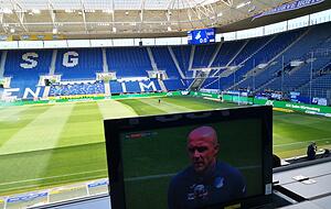 Dem Hoffenheimer Trainer Alfred Schreuder kommt man als Reporter nur durch den Sky-Bildschirm auf der Pressetribüne nahe. Die Pressekonferenz läuft später via WhatsApp und Stadion-Bildschirm auf Distanz. Dem Hoffenheimer Trainer Alfred Schreuder kommt man als Reporter nur durch den Sky-Bildschirm auf der Pressetribüne nahe. Die Pressekonferenz läuft später via WhatsApp und Stadion-Bildschirm auf Distanz.