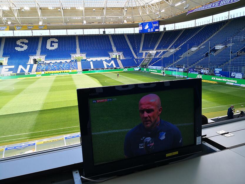 Dem Hoffenheimer Trainer Alfred Schreuder kommt man als Reporter nur durch den Sky-Bildschirm auf der Pressetrib&uuml;ne nahe. Die Pressekonferenz l&auml;uft sp&auml;ter via WhatsApp und Stadion-Bildschirm auf Distanz.