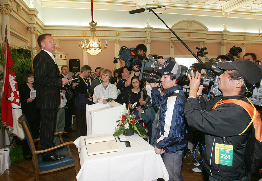 6. Juni 2006: Öhringens OB Kübler steigt auf einen Stuhl, um beim Empfang im Öhringer Schloss mit den vielen Journalisten den Überblick zu behalten.