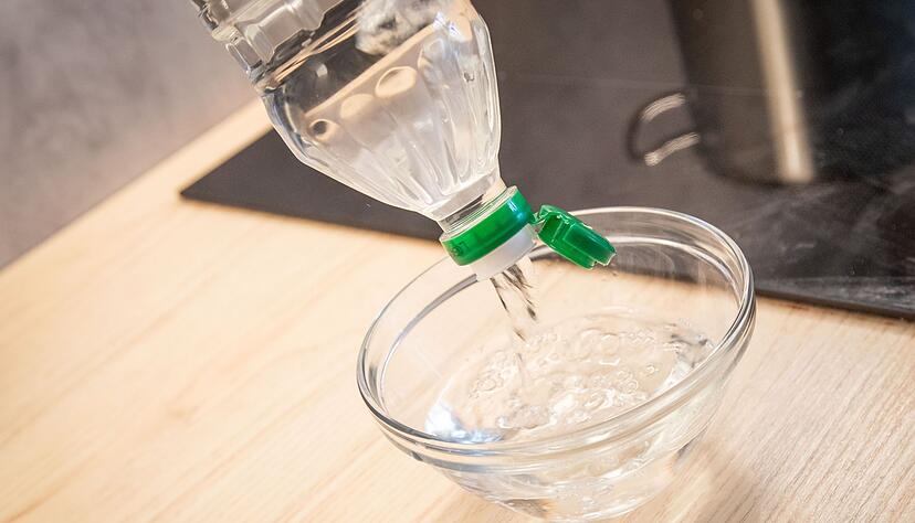 Ohne Dosierhilfe kommt ein kr&auml;ftiger Strahl aus der Flasche - der Knick-Trick lohnt sich also.