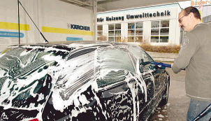 Eingeseift: Die Autow&auml;sche geh&ouml;rt f&uuml;r viele am Wochenende dazu. Aktive legen wie hier im Heilbronner Clean Park an der Neckartalstra&szlig;e Hand an, w&auml;hrend andere...