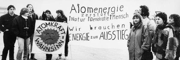 17.12.1986: Teilnehmer von Bürgerinitiativen und der Grünen blockieren die Zufahrt zum Baugelände des zweiten Kernkraftblocks in Neckarwestheim. Sie wollen den sofortigen Baustopp und die Abschaltung aller Atomanlagen erreichen.  Foto: HSt-Archiv