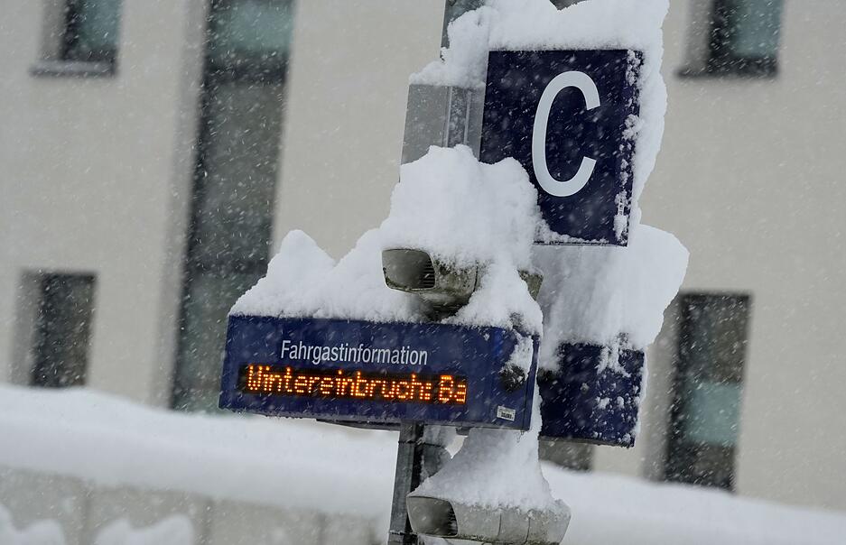 Die Anzeigentafel am Bahnhof in Bad Aibling ist eingeschneit. «Wintereinbruch» ist darauf zu lesen.