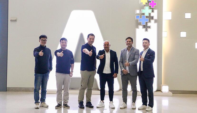 Beyerdynamic-Geschäftsführer Andreas Rapp (dritter von rechts) erhofft sich viel von der Zusammenarbeit mit dem chinesischen Partner iFlytek Beyerdynamic-Geschäftsführer Andreas Rapp (dritter von rechts) erhofft sich viel von der Zusammenarbeit mit dem chinesischen Partner iFlytek