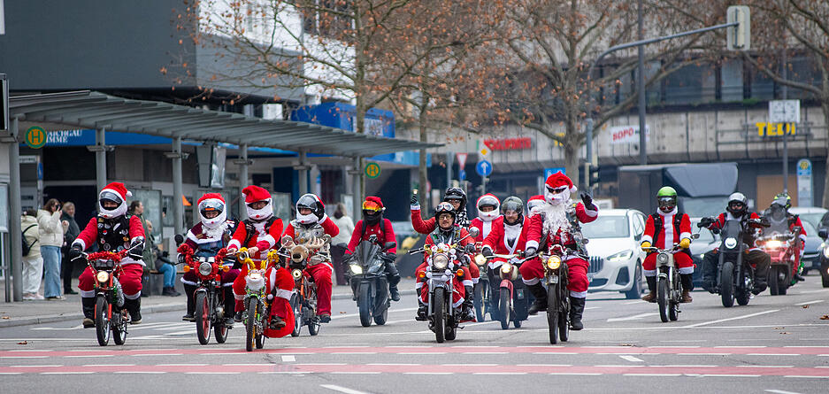 Sie sammeln Spenden für Bedürftige. Sie sammeln Spenden für Bedürftige.