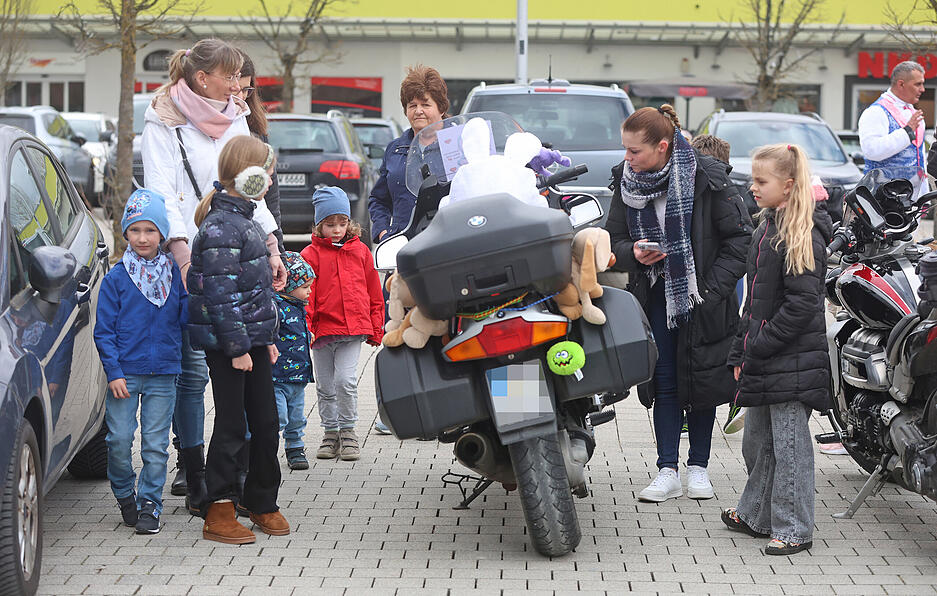 Auf dem Parkplatz des Einkaufszentrums in M&ouml;ckm&uuml;hl ist durch die Osterhasen-Aktion einiges los.